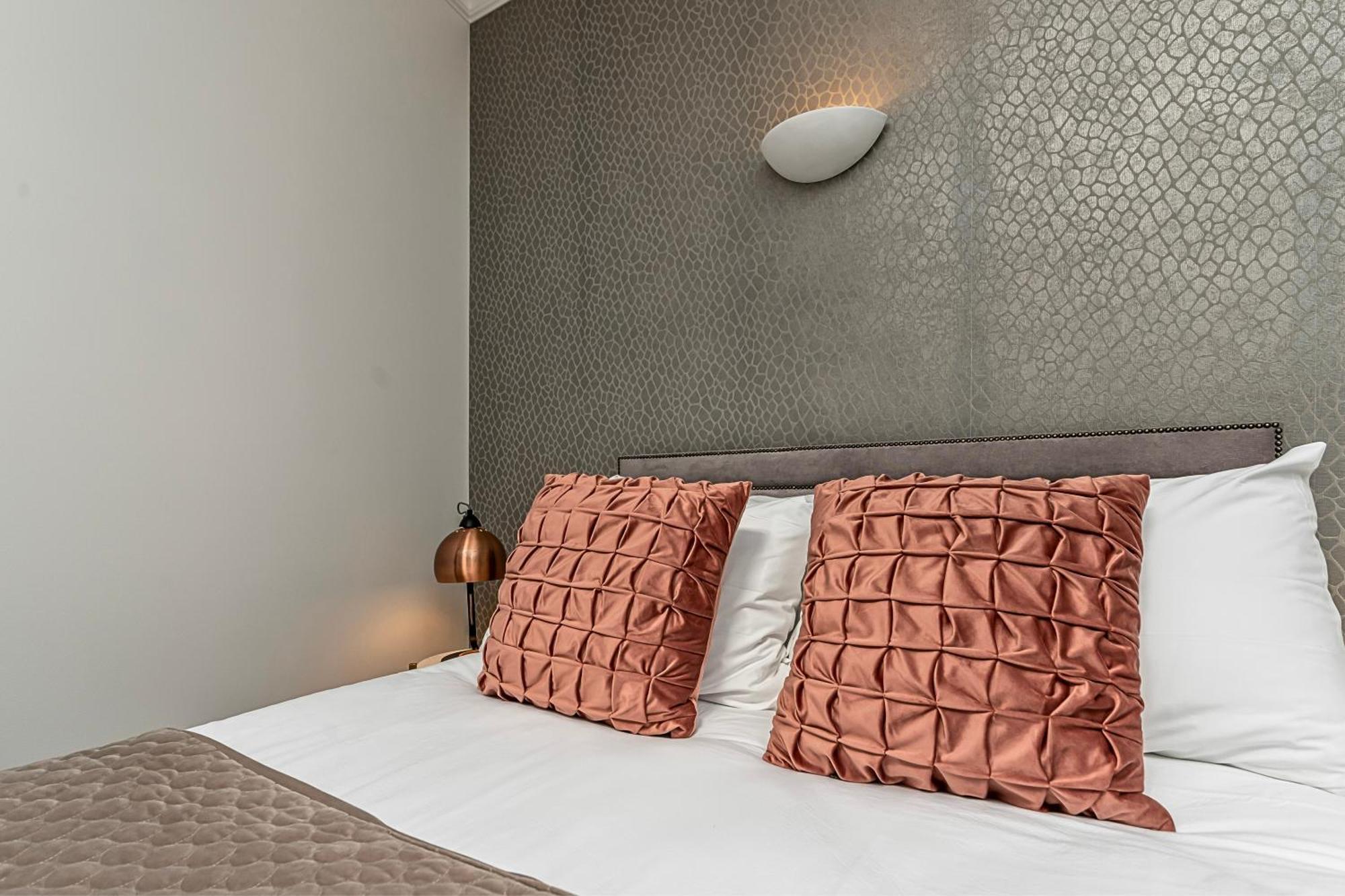 The Secret Kensington Garden Mews-2 Bedroom Full House-2 Train Lines- Spacious-Kings Road- Harrods -Chelsea Stadium-Private Small Patio Лондон Екстер'єр фото