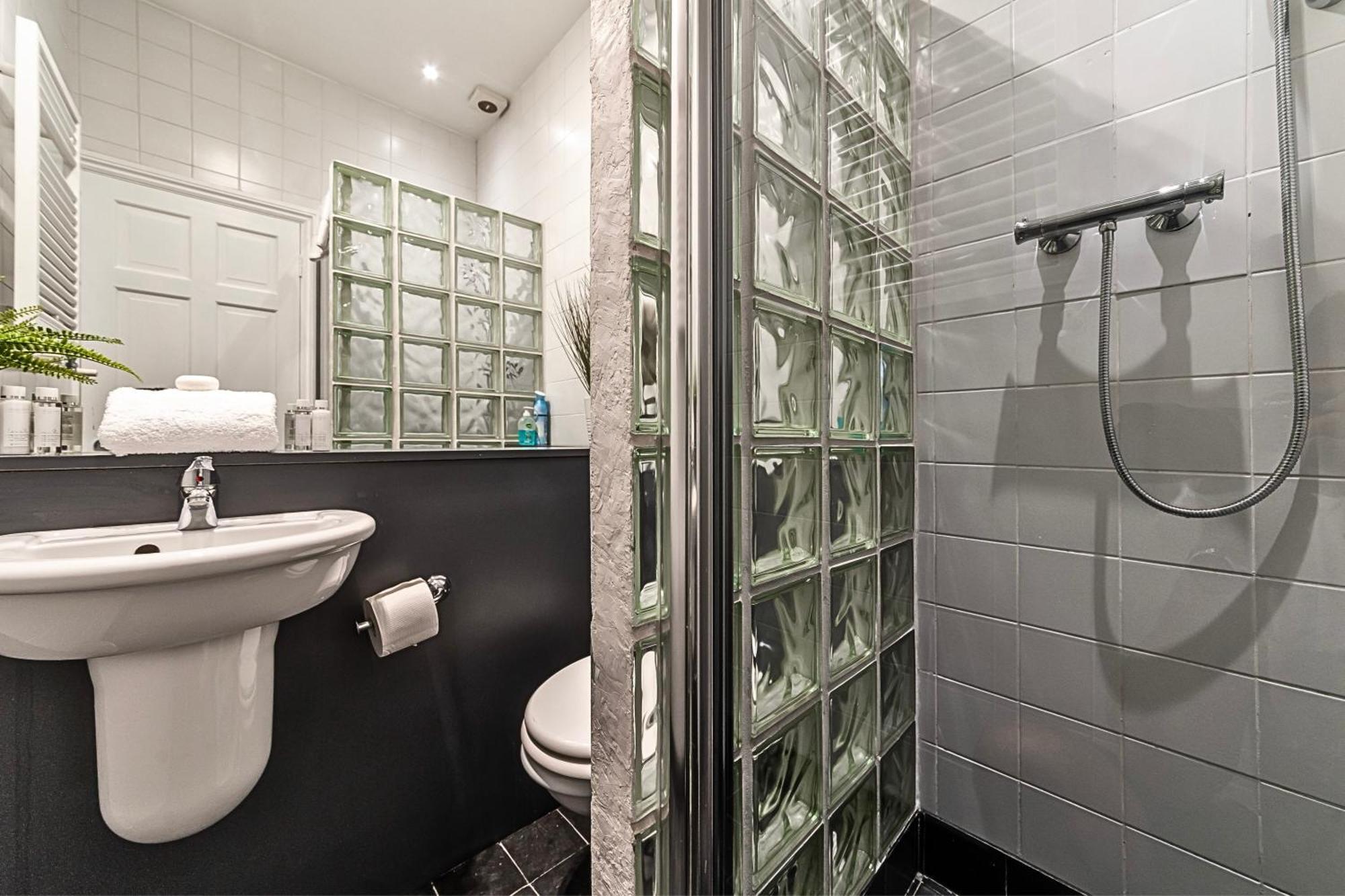 The Secret Kensington Garden Mews-2 Bedroom Full House-2 Train Lines- Spacious-Kings Road- Harrods -Chelsea Stadium-Private Small Patio Лондон Екстер'єр фото