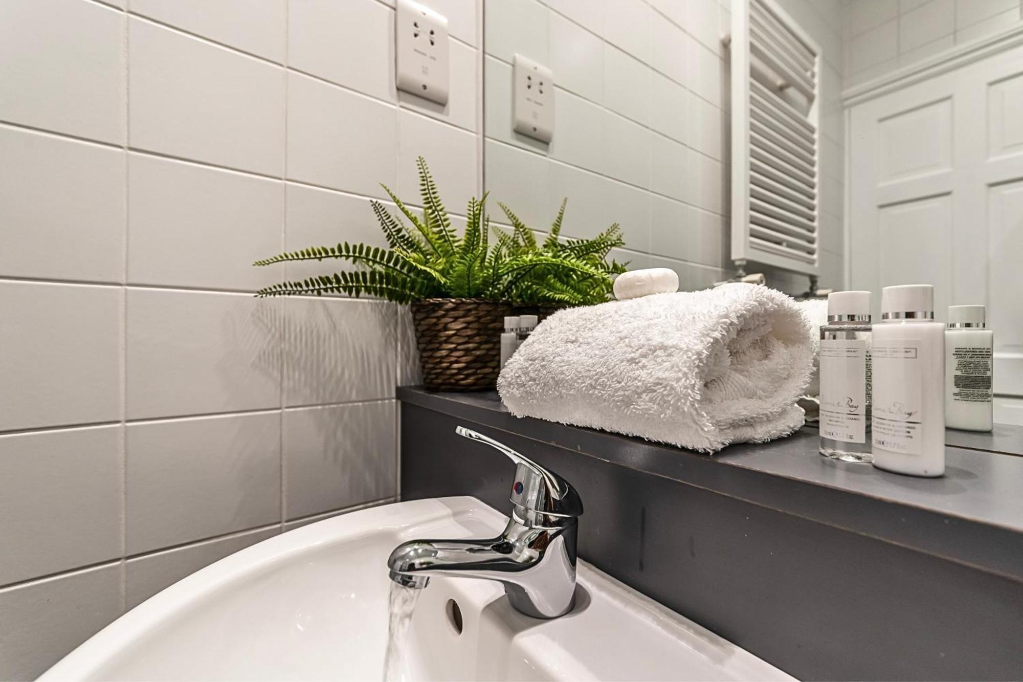 The Secret Kensington Garden Mews-2 Bedroom Full House-2 Train Lines- Spacious-Kings Road- Harrods -Chelsea Stadium-Private Small Patio Лондон Екстер'єр фото