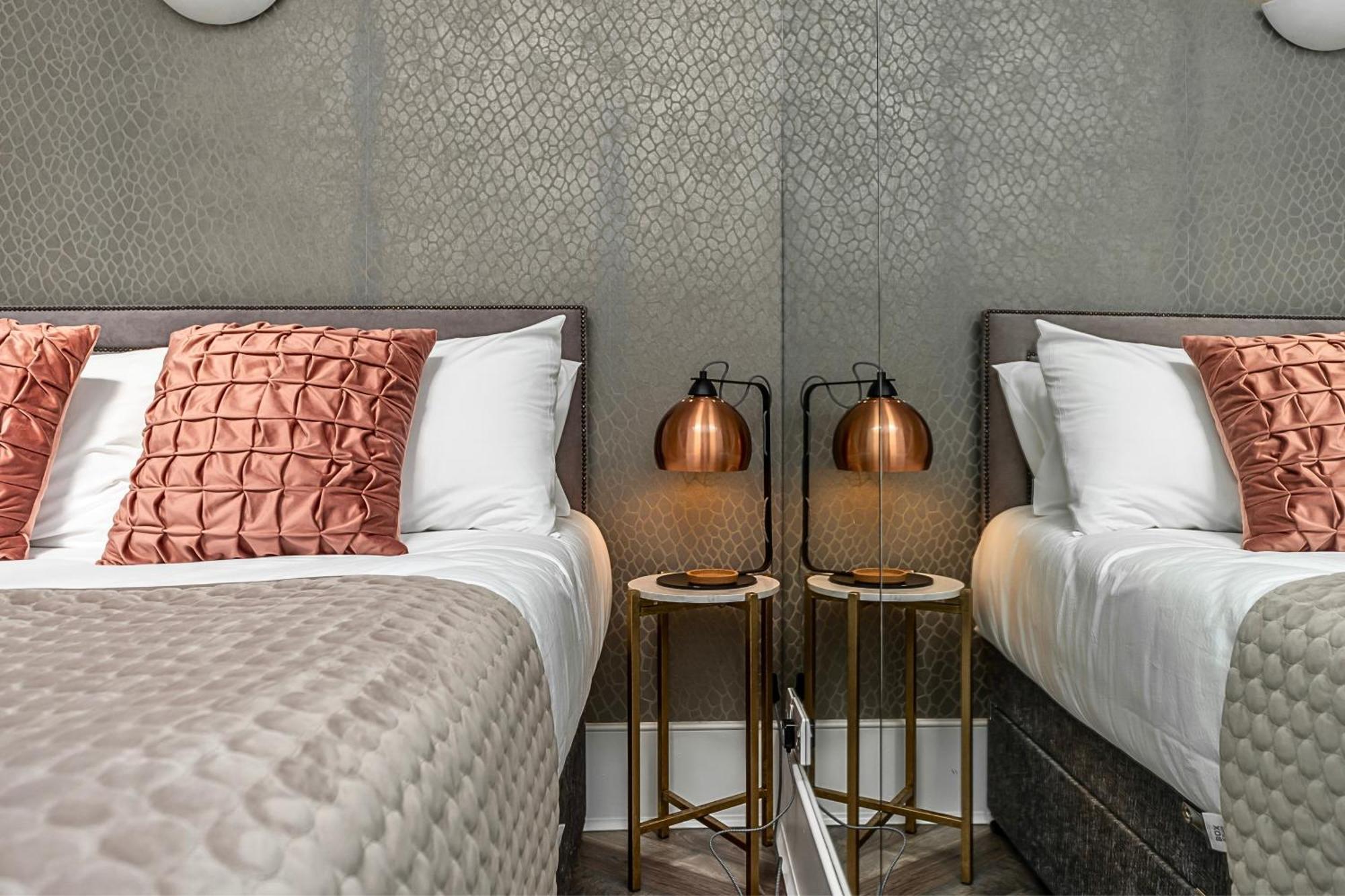 The Secret Kensington Garden Mews-2 Bedroom Full House-2 Train Lines- Spacious-Kings Road- Harrods -Chelsea Stadium-Private Small Patio Лондон Екстер'єр фото