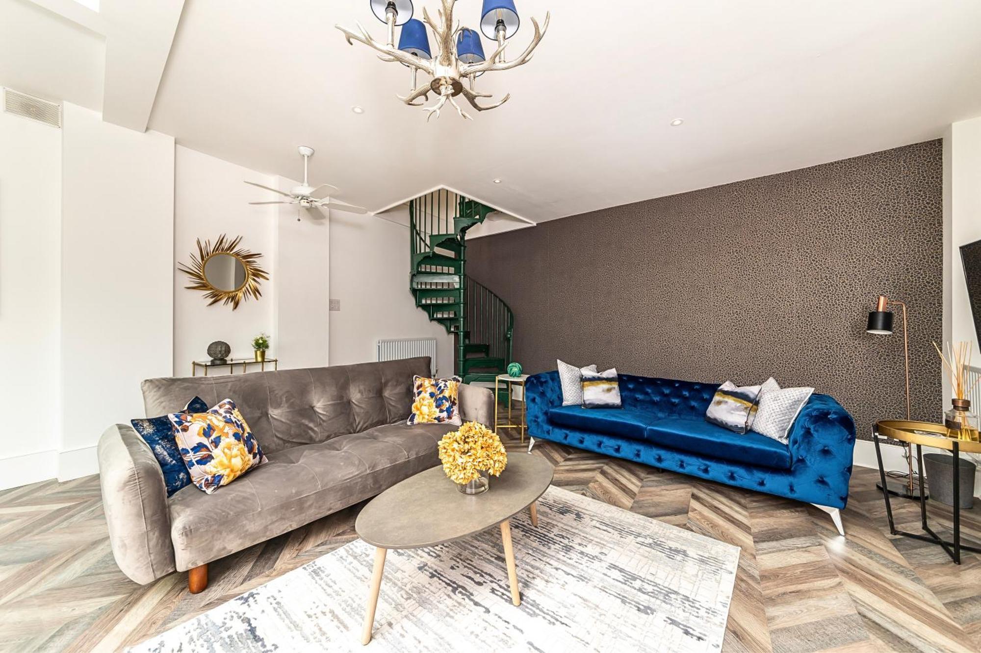 The Secret Kensington Garden Mews-2 Bedroom Full House-2 Train Lines- Spacious-Kings Road- Harrods -Chelsea Stadium-Private Small Patio Лондон Екстер'єр фото