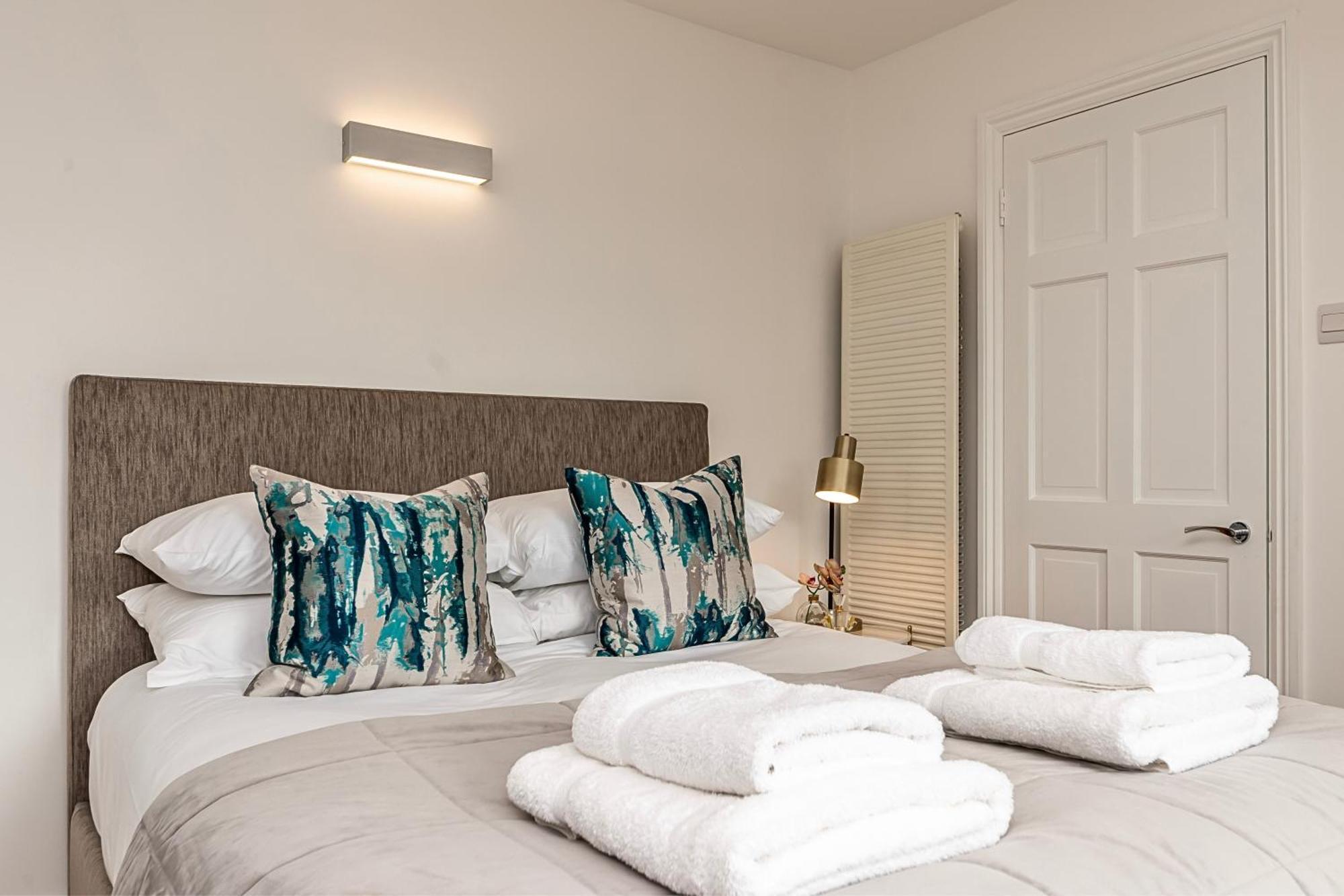 The Secret Kensington Garden Mews-2 Bedroom Full House-2 Train Lines- Spacious-Kings Road- Harrods -Chelsea Stadium-Private Small Patio Лондон Екстер'єр фото