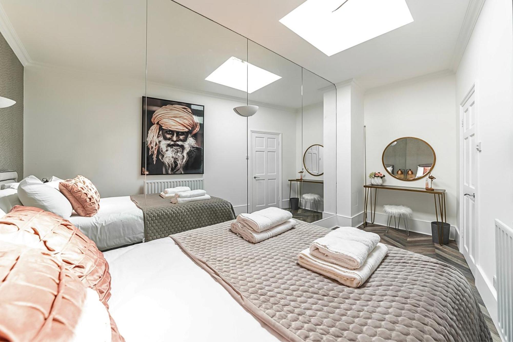 The Secret Kensington Garden Mews-2 Bedroom Full House-2 Train Lines- Spacious-Kings Road- Harrods -Chelsea Stadium-Private Small Patio Лондон Екстер'єр фото