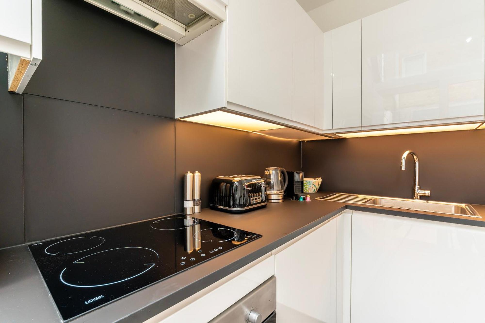 The Secret Kensington Garden Mews-2 Bedroom Full House-2 Train Lines- Spacious-Kings Road- Harrods -Chelsea Stadium-Private Small Patio Лондон Екстер'єр фото