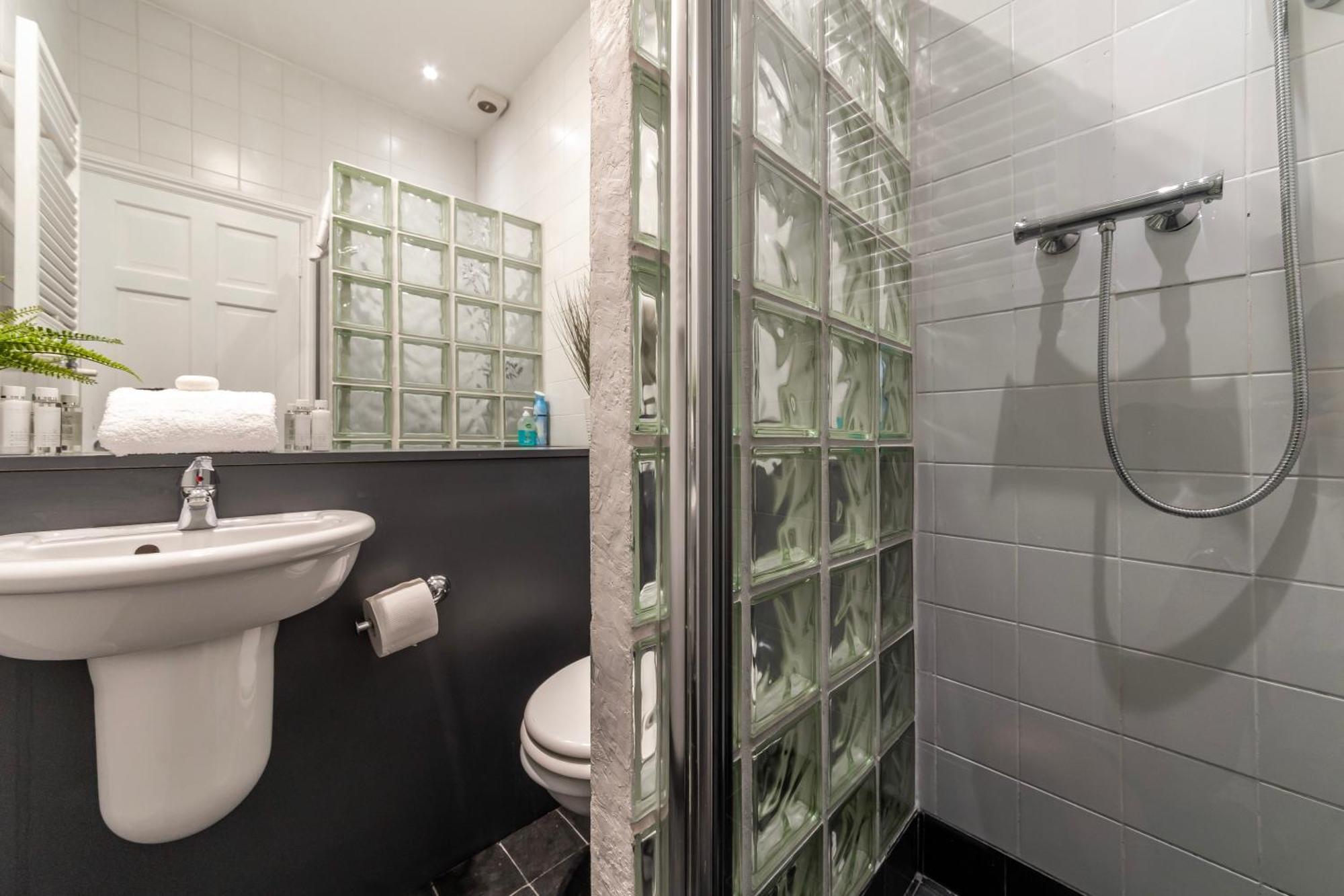 The Secret Kensington Garden Mews-2 Bedroom Full House-2 Train Lines- Spacious-Kings Road- Harrods -Chelsea Stadium-Private Small Patio Лондон Екстер'єр фото