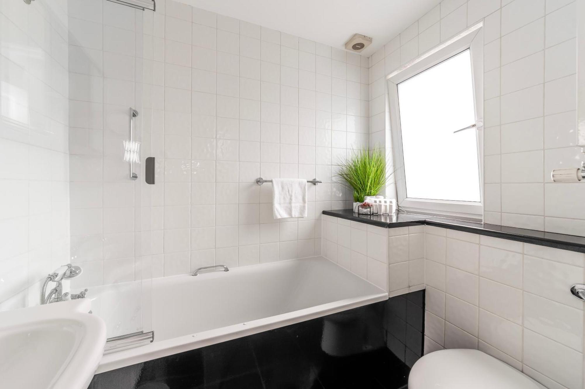 The Secret Kensington Garden Mews-2 Bedroom Full House-2 Train Lines- Spacious-Kings Road- Harrods -Chelsea Stadium-Private Small Patio Лондон Екстер'єр фото