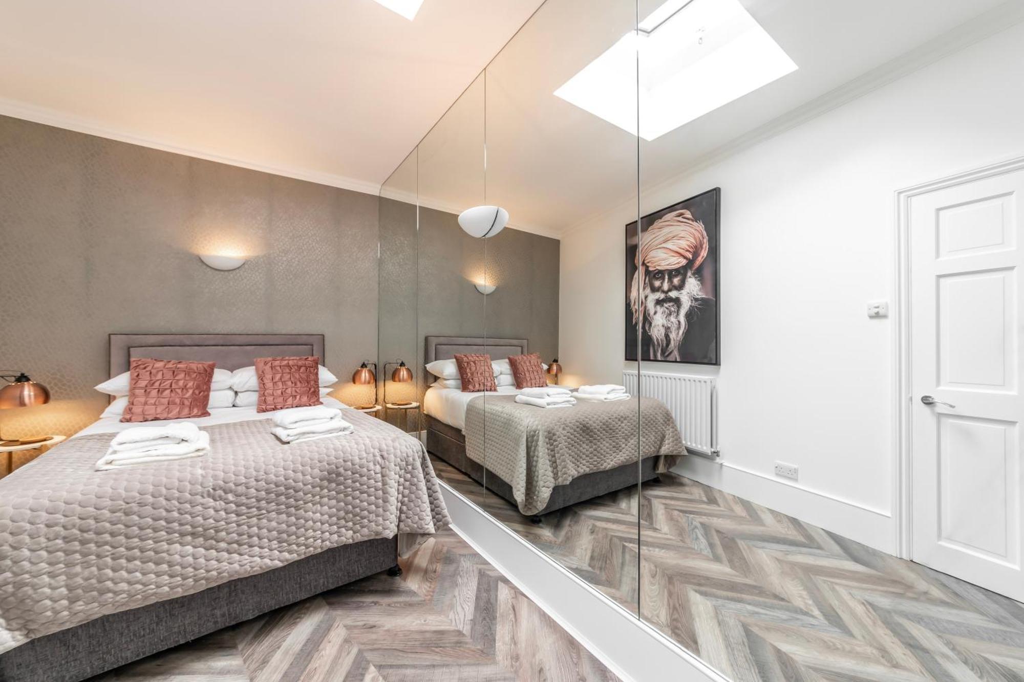The Secret Kensington Garden Mews-2 Bedroom Full House-2 Train Lines- Spacious-Kings Road- Harrods -Chelsea Stadium-Private Small Patio Лондон Екстер'єр фото